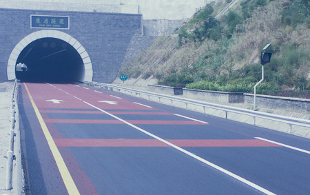 连霍高速郑州至洛阳路段铺设彩色路面